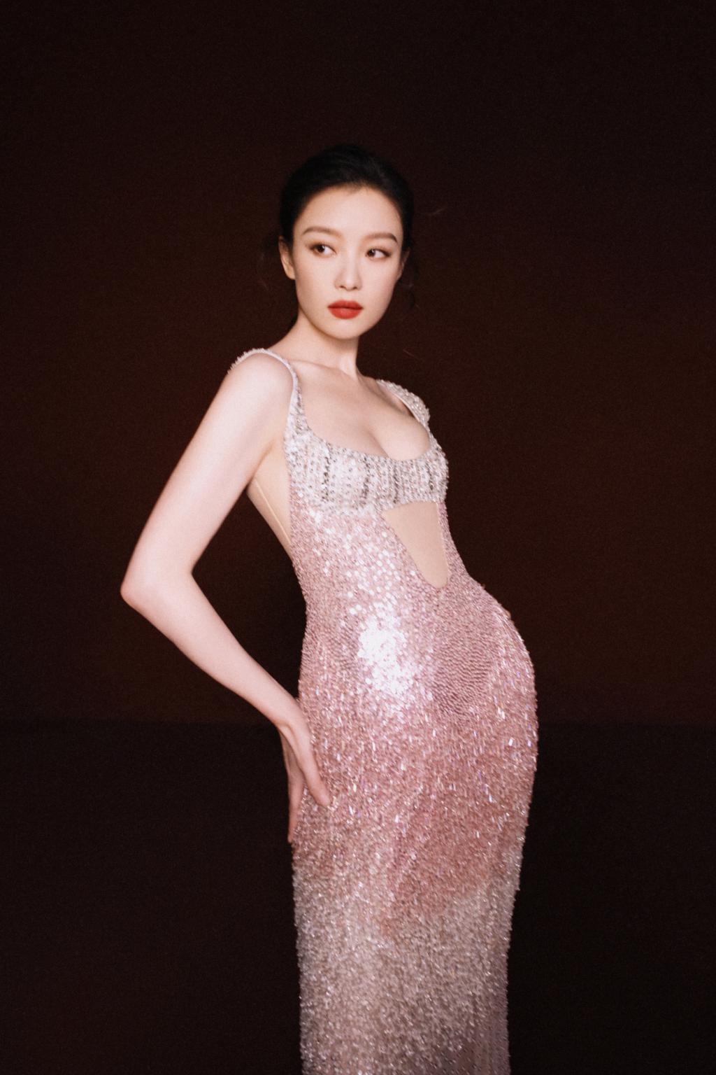 倪妮穿粉色亮片礼服亮相 腰肢纤细好迷人