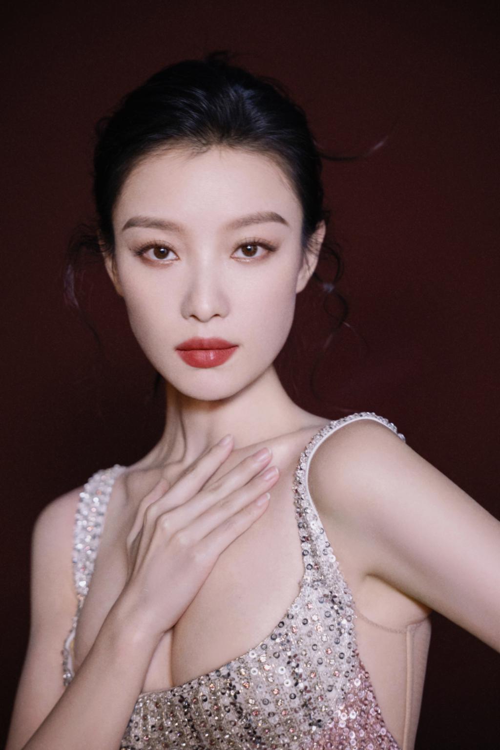 倪妮穿粉色亮片礼服亮相 腰肢纤细好迷人