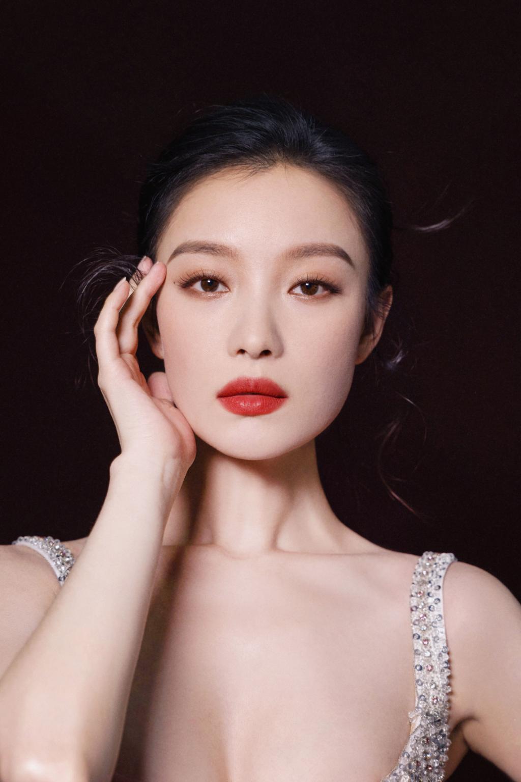 倪妮穿粉色亮片礼服亮相 腰肢纤细好迷人