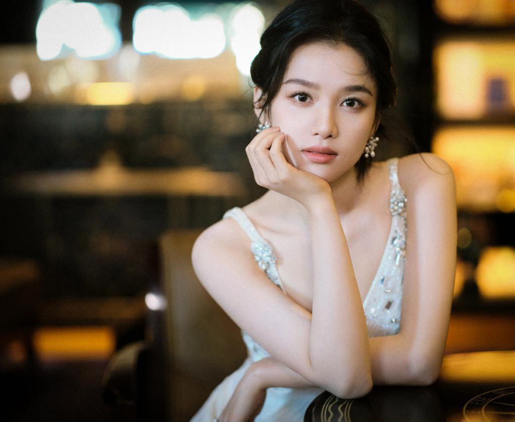 张婧仪穿长裙美照曝光 五官精致漂亮养眼