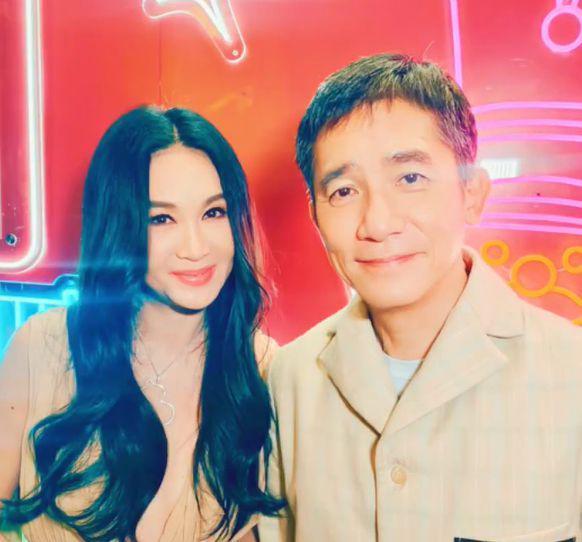 老搭档同框，温碧霞晒照：与梁朝伟刘德华开心合照