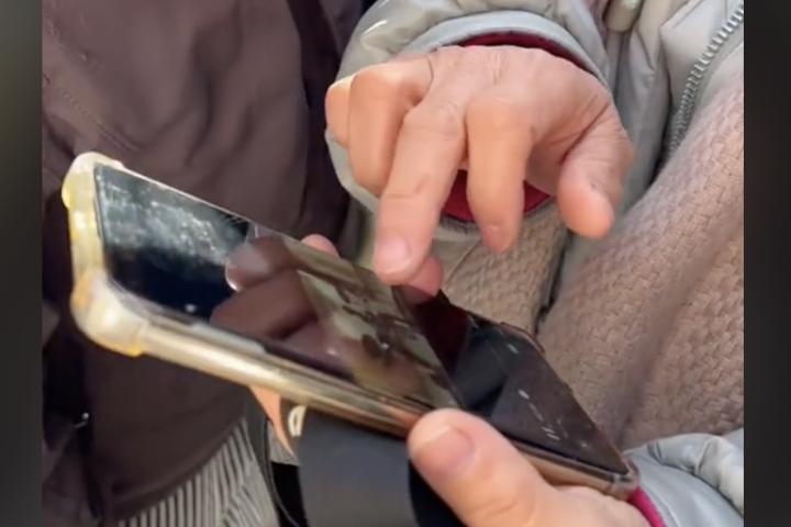 西班牙博主介绍上海公园相亲角