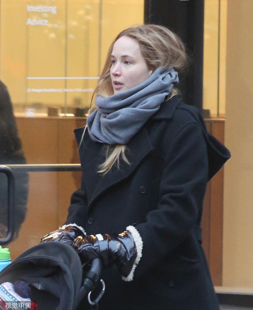 詹妮弗·劳伦斯推婴儿车现身纽约街头 穿黑色羽绒服简单低调