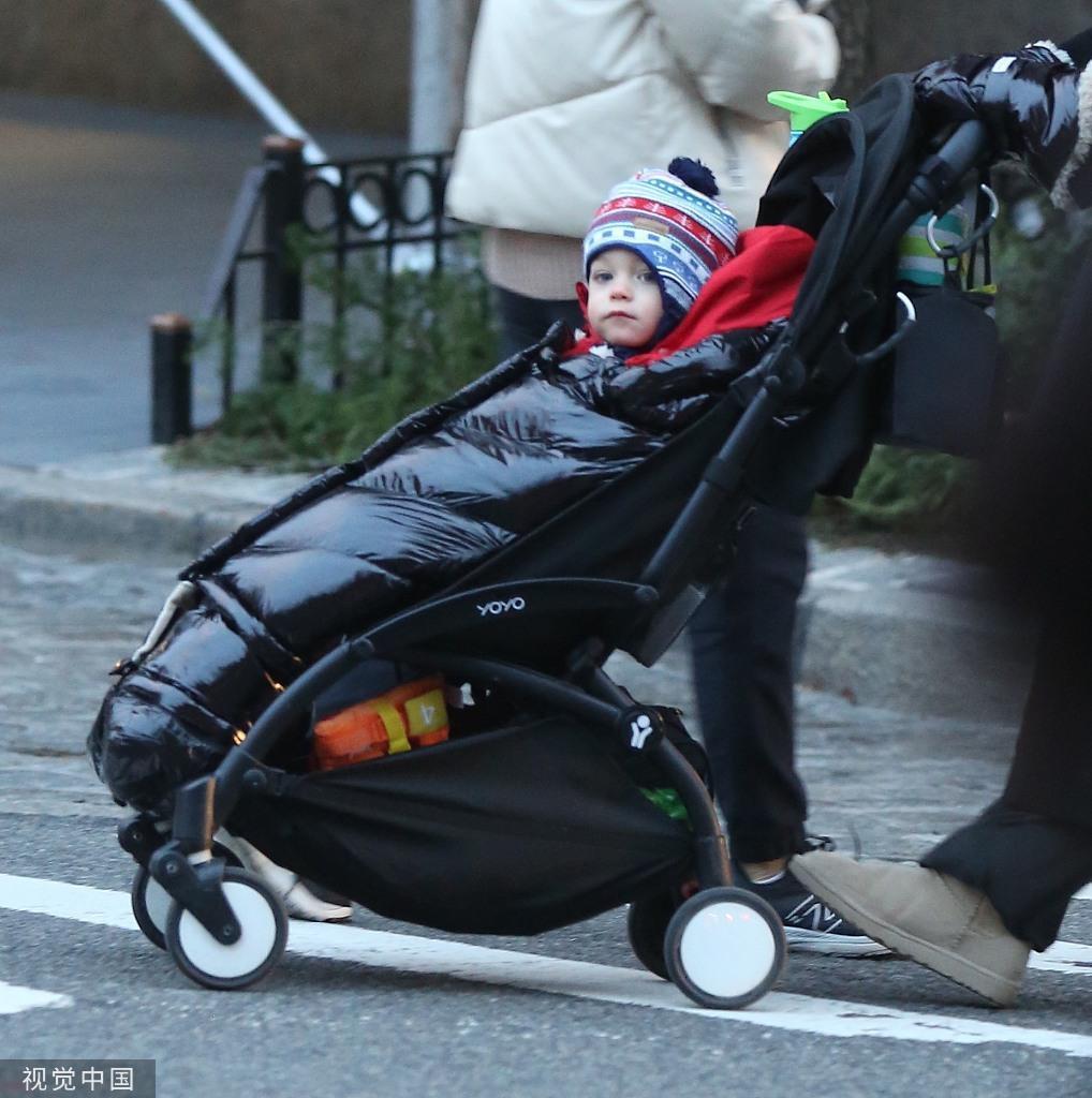詹妮弗·劳伦斯推婴儿车现身纽约街头 穿黑色羽绒服简单低调