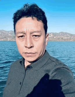 朋友圈刷屏的 emo 大叔，怎么成了年轻人的嘴替