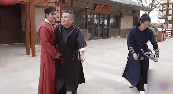 朋友圈刷屏的 emo 大叔，怎么成了年轻人的嘴替