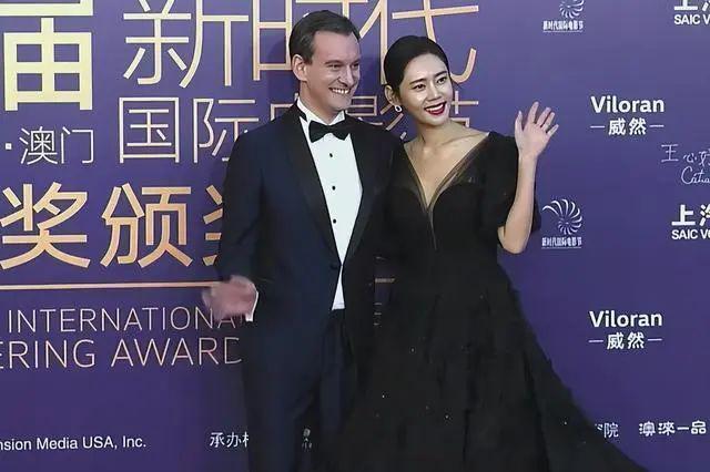 澳门这一晚:王宝强携女主出席,文咏珊美翻了,张萌太敢穿