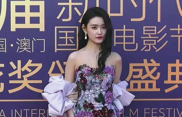 澳门这一晚:王宝强携女主出席,文咏珊美翻了,张萌太敢穿