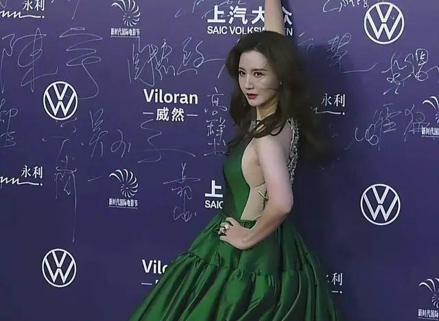 澳门这一晚:王宝强携女主出席,文咏珊美翻了,张萌太敢穿