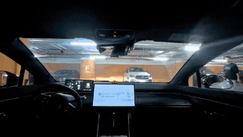 马斯克剧透特斯拉无人泊车，网友：落后中国汽车了