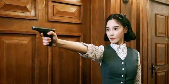 涂脂抹粉审美降级？「硅胶脸」演谍战好出戏！张艺谋太明智