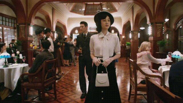 涂脂抹粉审美降级？「硅胶脸」演谍战好出戏！张艺谋太明智