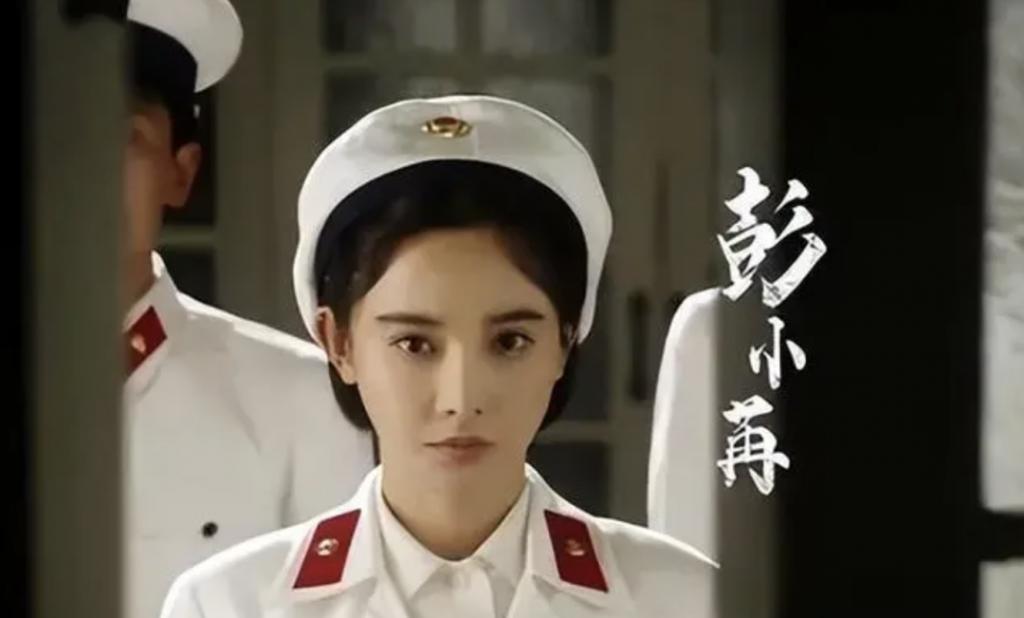 涂脂抹粉审美降级？「硅胶脸」演谍战好出戏！张艺谋太明智