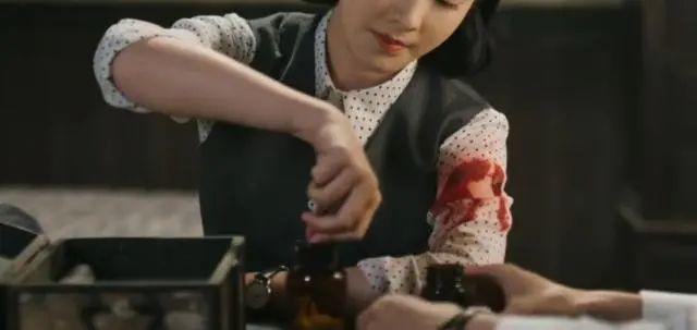 涂脂抹粉审美降级？「硅胶脸」演谍战好出戏！张艺谋太明智