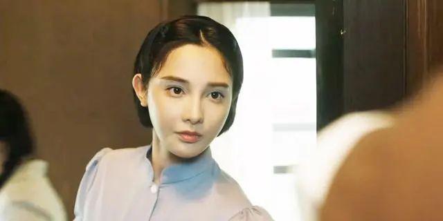 涂脂抹粉审美降级？「硅胶脸」演谍战好出戏！张艺谋太明智