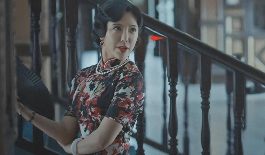 涂脂抹粉审美降级？「硅胶脸」演谍战好出戏！张艺谋太明智
