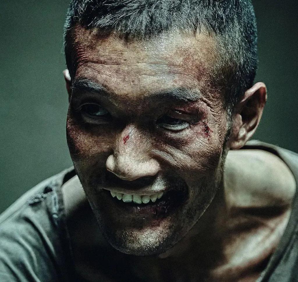 《三大队》剧版主演秦昊对比电影版主演张译，三轮结果如下