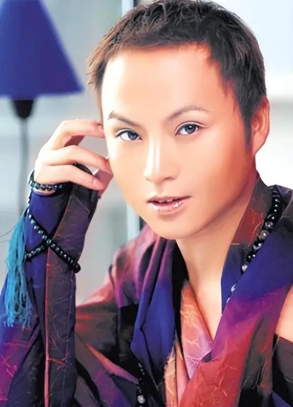 娱乐圈除了金星外，原来还有3位明星是变性人，真看不出来