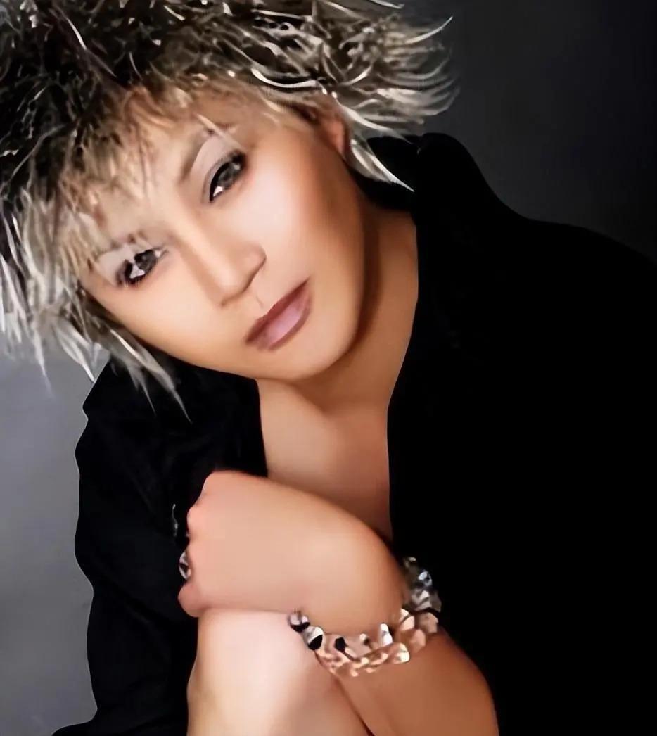 娱乐圈除了金星外，原来还有3位明星是变性人，真看不出来