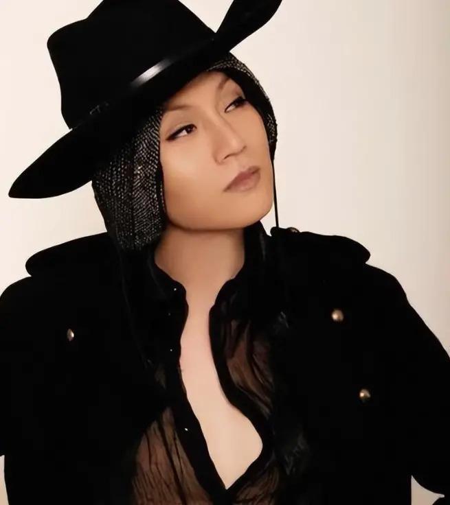 娱乐圈除了金星外，原来还有3位明星是变性人，真看不出来