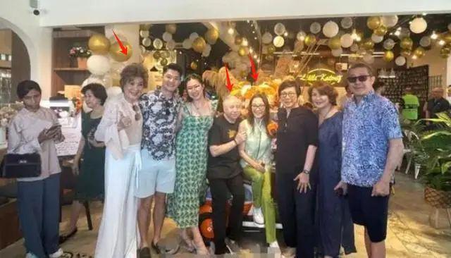 杨紫琼携77岁丈夫娘家办婚宴 现场曝光太拮据