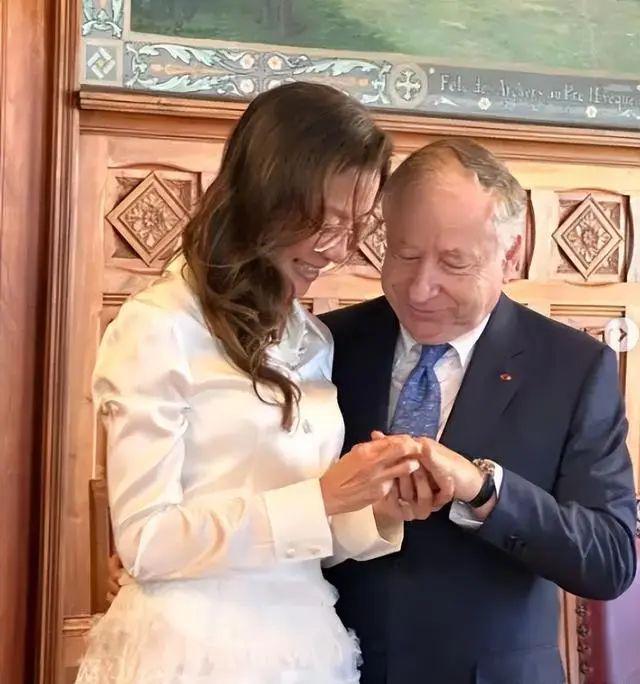 杨紫琼携77岁丈夫娘家办婚宴 现场曝光太拮据