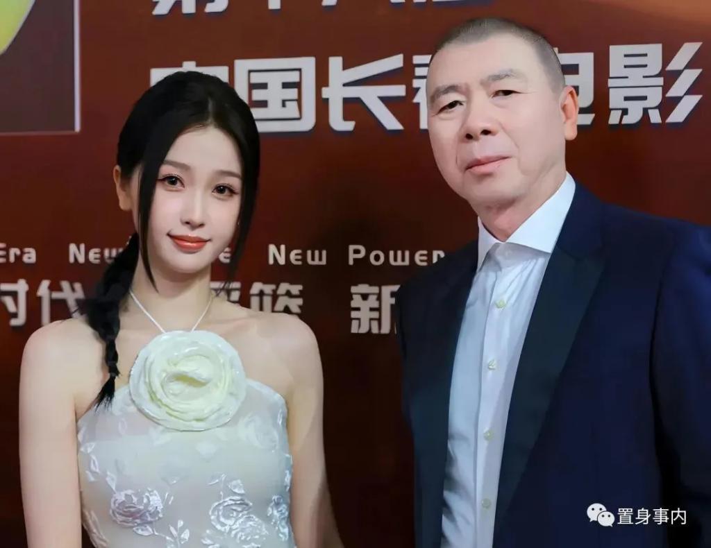 在范伟面前“展示身材”，让“影视小花”的不体面现了原形