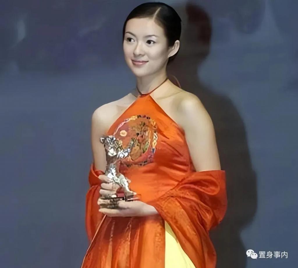 在范伟面前“展示身材”，让“影视小花”的不体面现了原形