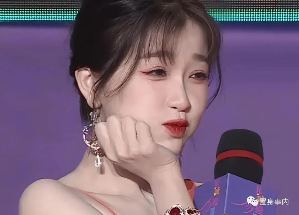 在范伟面前“展示身材”，让“影视小花”的不体面现了原形