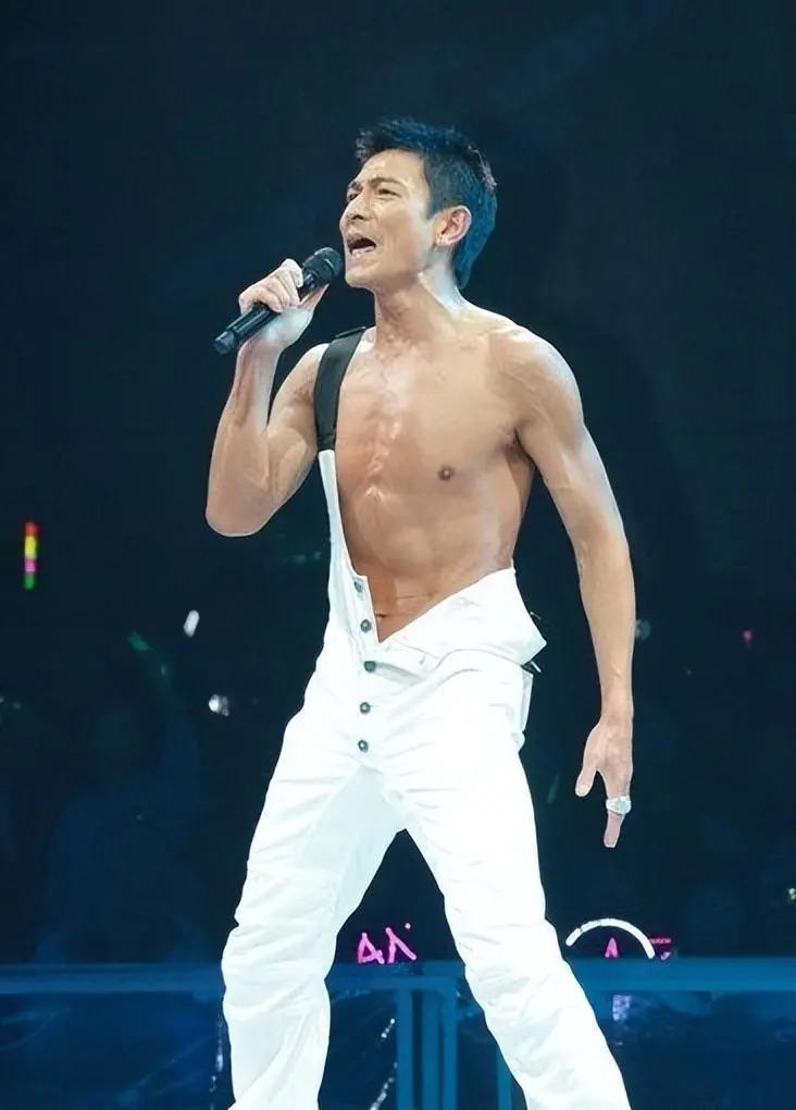 基因能有多偏心？这7位明星与兄弟姐妹，根本不像一个妈生的