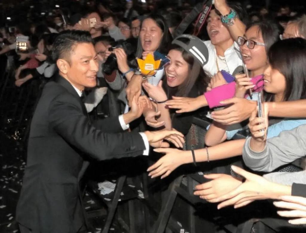 基因能有多偏心？这7位明星与兄弟姐妹，根本不像一个妈生的