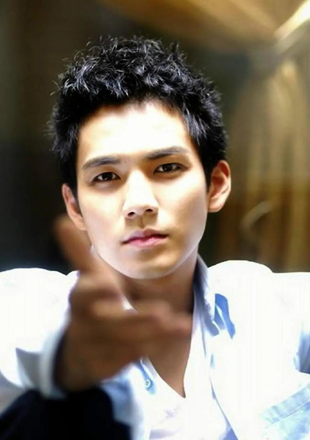 基因能有多偏心？这7位明星与兄弟姐妹，根本不像一个妈生的