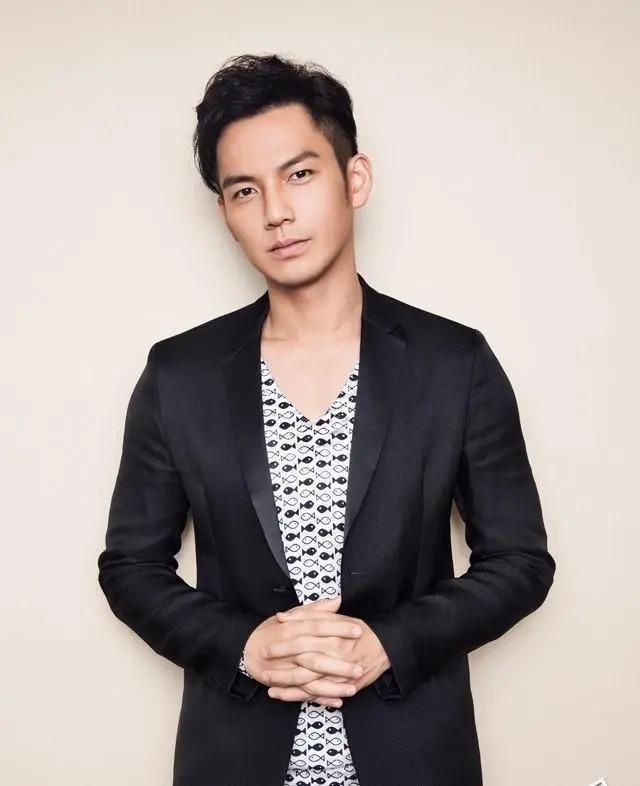 基因能有多偏心？这7位明星与兄弟姐妹，根本不像一个妈生的