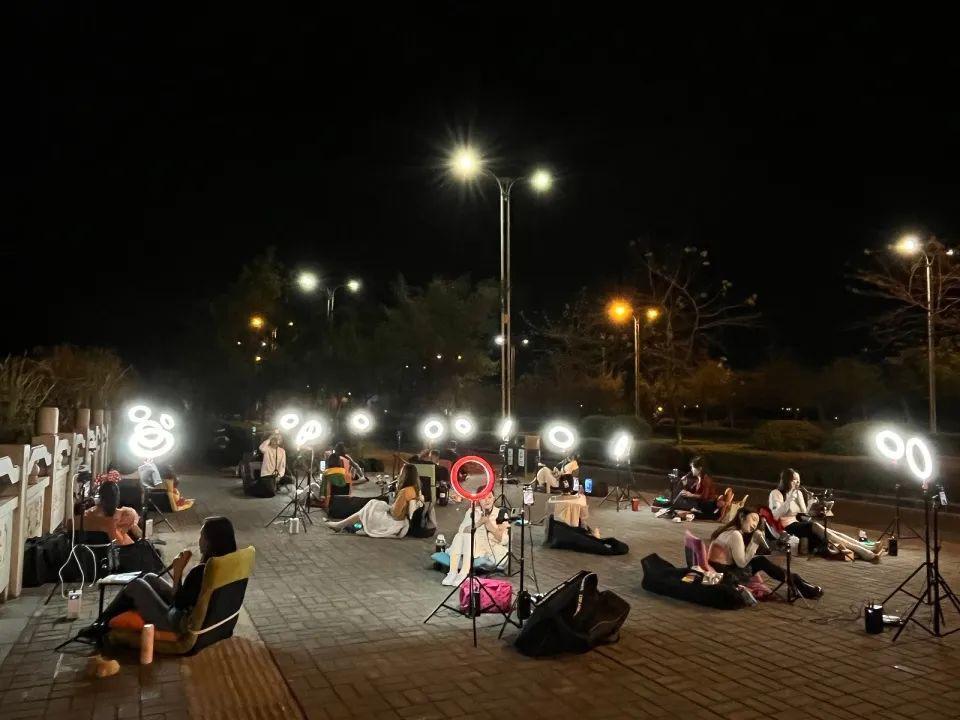 广西桂林网红扎堆大桥直播：挣钱是唯一目的，有人月入10万