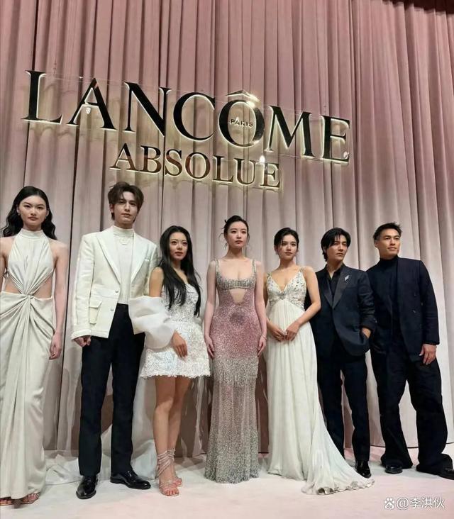 明星赚钱也不易，零下六度穿裙走秀，倪妮鼻尖通红手搓胳膊取暖