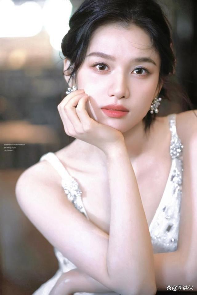 明星赚钱也不易，零下六度穿裙走秀，倪妮鼻尖通红手搓胳膊取暖