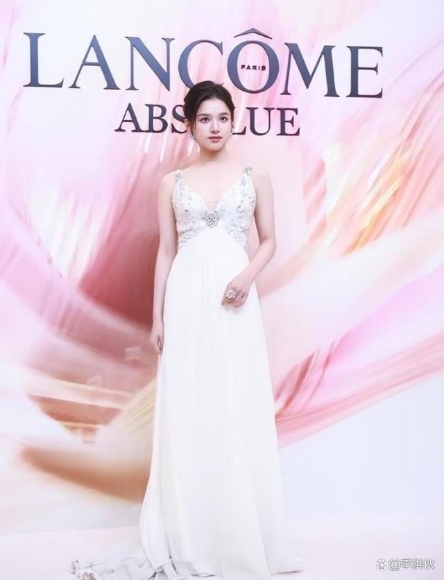 明星赚钱也不易，零下六度穿裙走秀，倪妮鼻尖通红手搓胳膊取暖