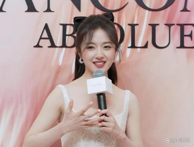 明星赚钱也不易，零下六度穿裙走秀，倪妮鼻尖通红手搓胳膊取暖