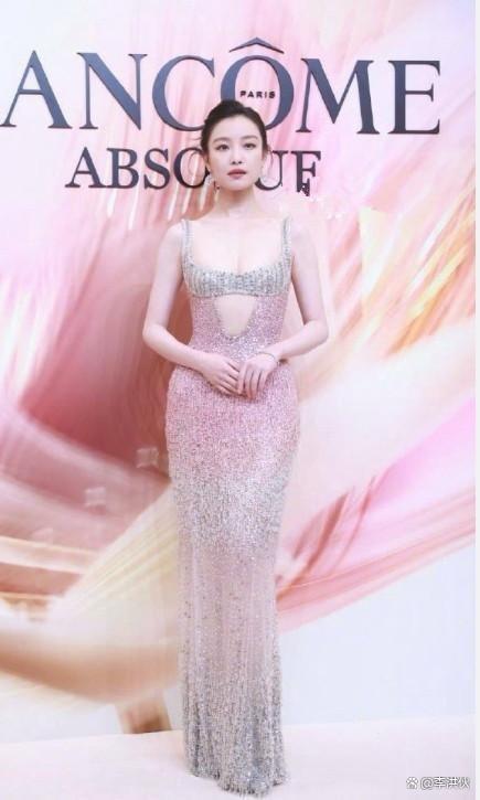 明星赚钱也不易，零下六度穿裙走秀，倪妮鼻尖通红手搓胳膊取暖