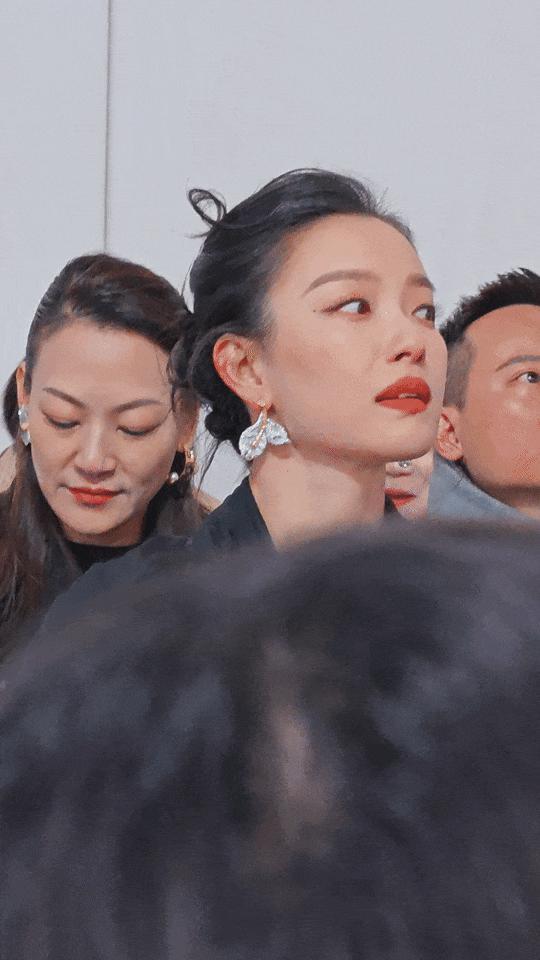 明星赚钱也不易，零下六度穿裙走秀，倪妮鼻尖通红手搓胳膊取暖