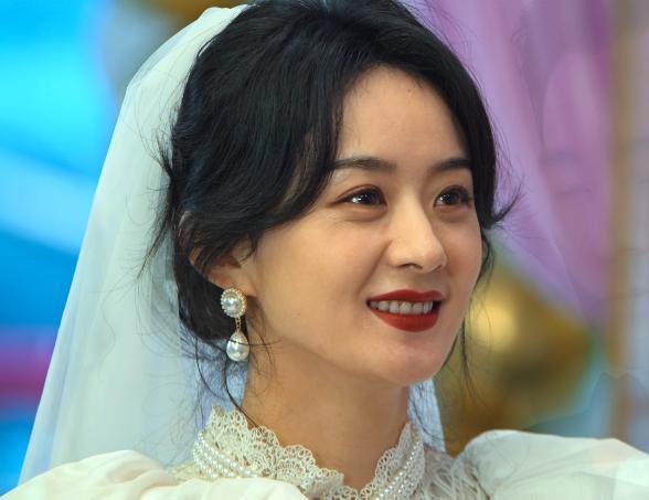 章子怡身边的赵丽颖杨幂,把章子怡的得意衬得淋漓尽致