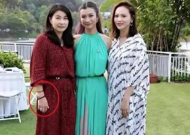 曝郭晶晶夫妇捐甘肃7000万，4年捐3亿，不炫富不混贵妇圈，是豪门清流