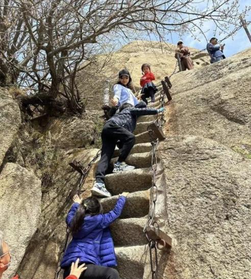 曝郭晶晶夫妇捐甘肃7000万，4年捐3亿，不炫富不混贵妇圈，是豪门清流