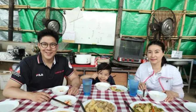 曝郭晶晶夫妇捐甘肃7000万，4年捐3亿，不炫富不混贵妇圈，是豪门清流