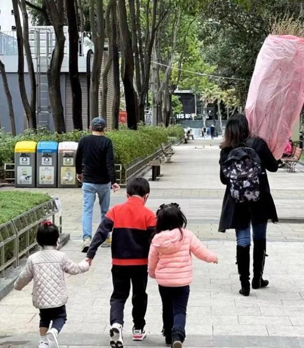 曝郭晶晶夫妇捐甘肃7000万，4年捐3亿，不炫富不混贵妇圈，是豪门清流