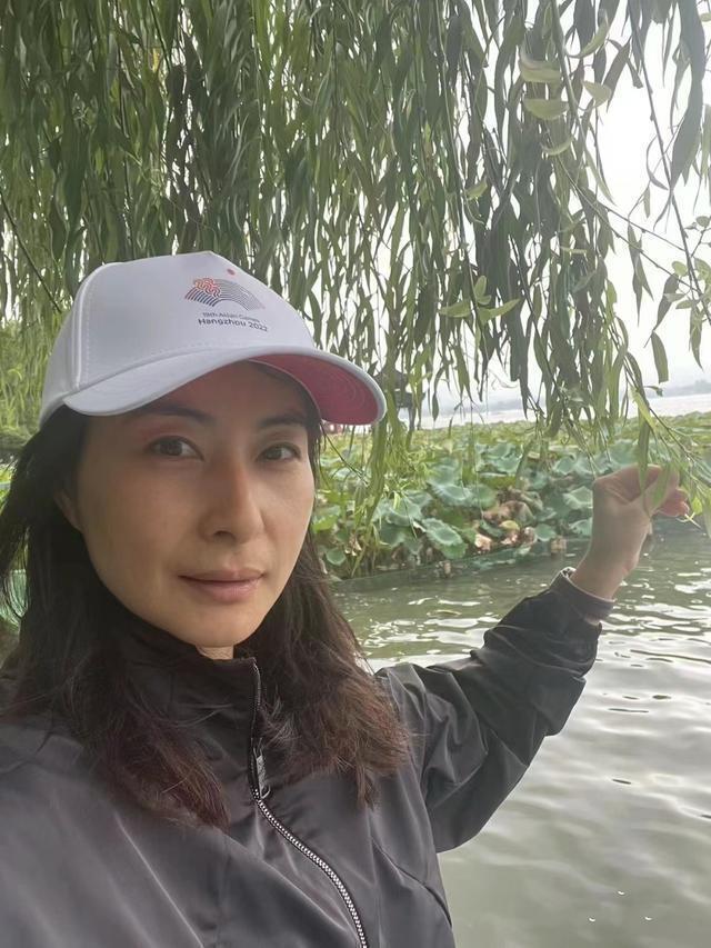 曝郭晶晶夫妇捐甘肃7000万，4年捐3亿，不炫富不混贵妇圈，是豪门清流