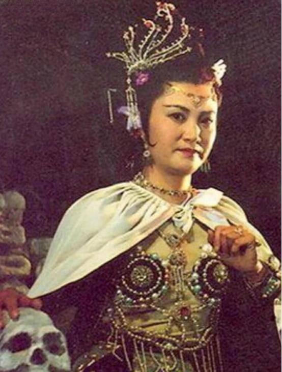 不愧是“内地第一美人”，71岁仍美到窒息，很多人还没从戏里出来