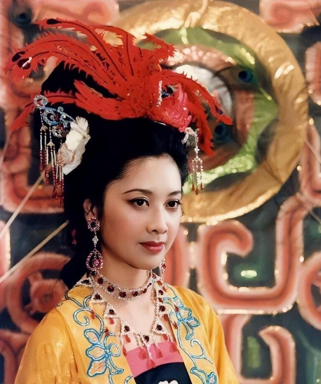 不愧是“内地第一美人”，71岁仍美到窒息，很多人还没从戏里出来