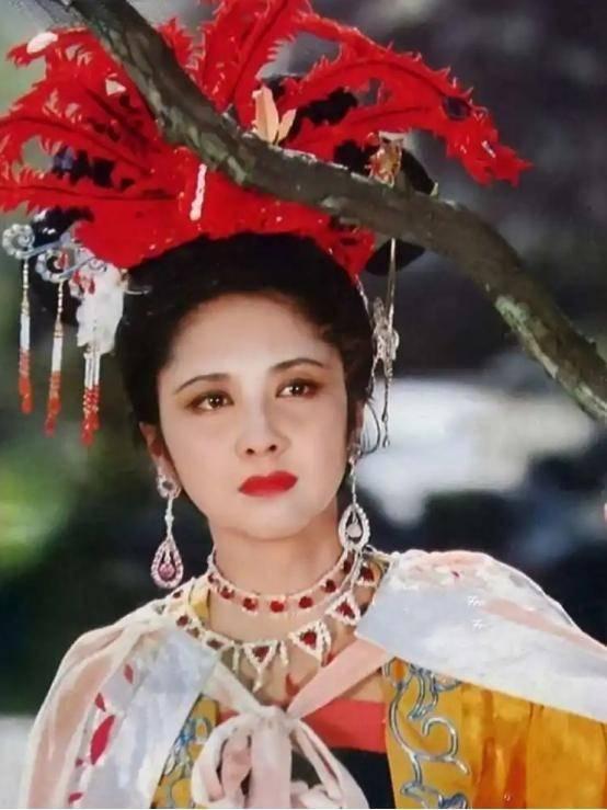 不愧是“内地第一美人”，71岁仍美到窒息，很多人还没从戏里出来