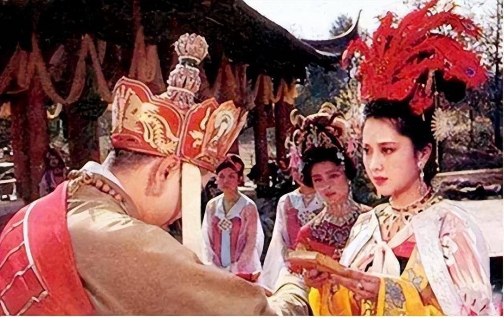 不愧是“内地第一美人”，71岁仍美到窒息，很多人还没从戏里出来